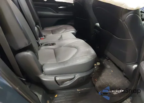 2024 Toyota Grand Highlander Xle z USA, uszkodzony, nr VIN 5TDAAAB52RS006327